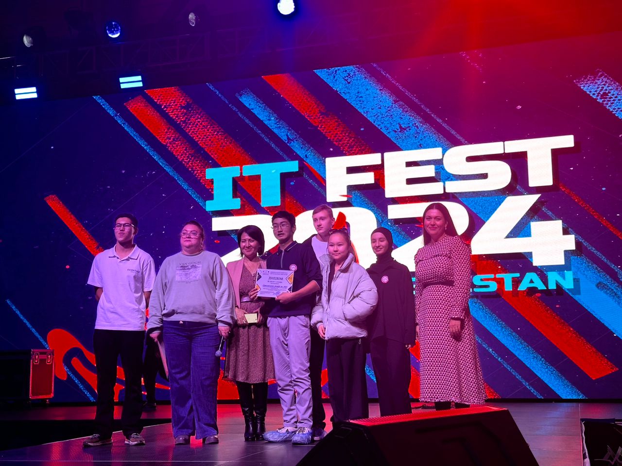 «IT Fest 2024 Cyber Kyrgyzstan: студенты ПК МУКР продемонстрировали что-то потрясающее!»